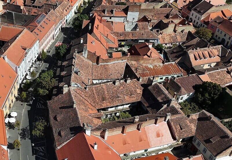 Guvernul Bolojan anunță majorarea impozitelor pe clădiri cu până la 80% începând din 2026