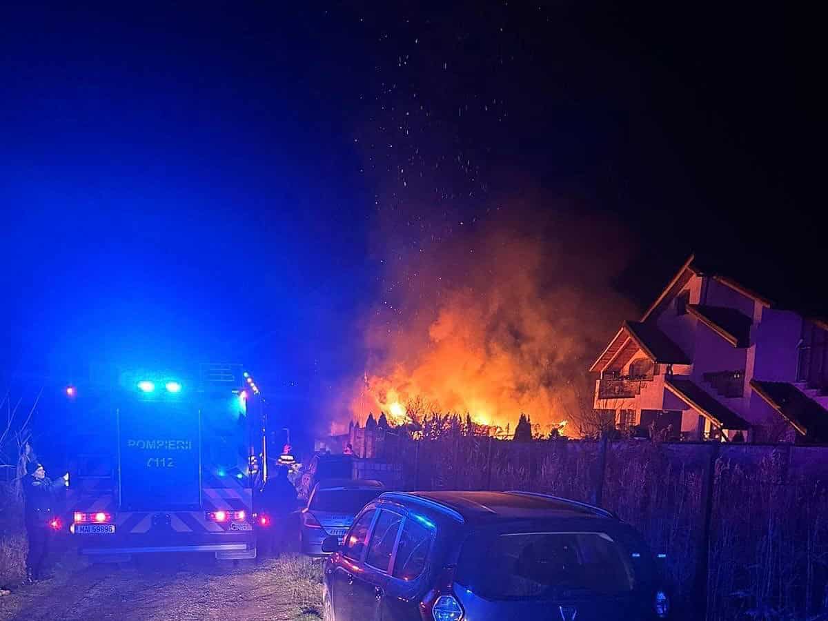 Incendiu violent într-o gospodărie din Tulcea. Flăcările au amenințat locuințele din jur