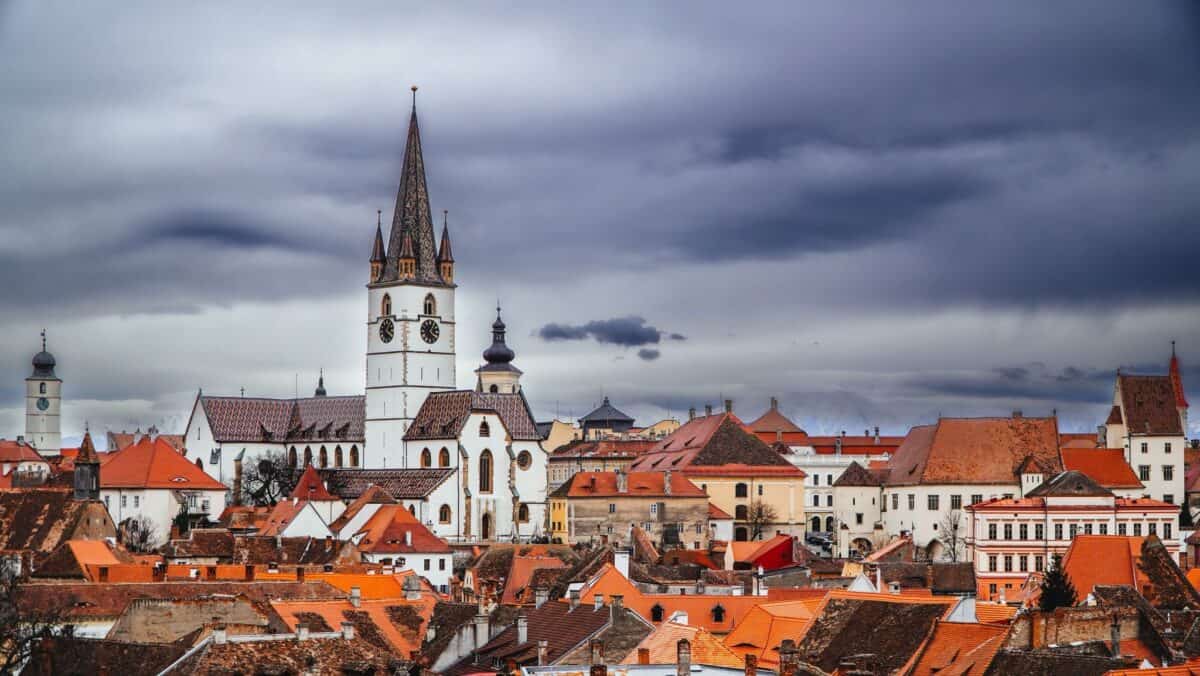 Meteorologii anunță cod galben de vânt puternic valabil până sâmbătă seara în mai multe județe