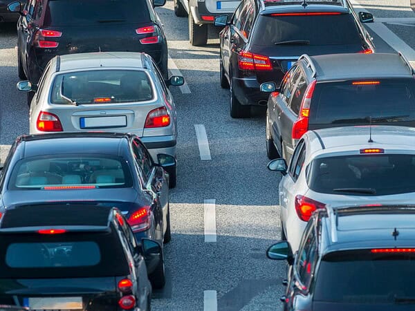 România va schimba taxele rutiere în 2026 aducând reguli noi pentru șoferi și transportatori