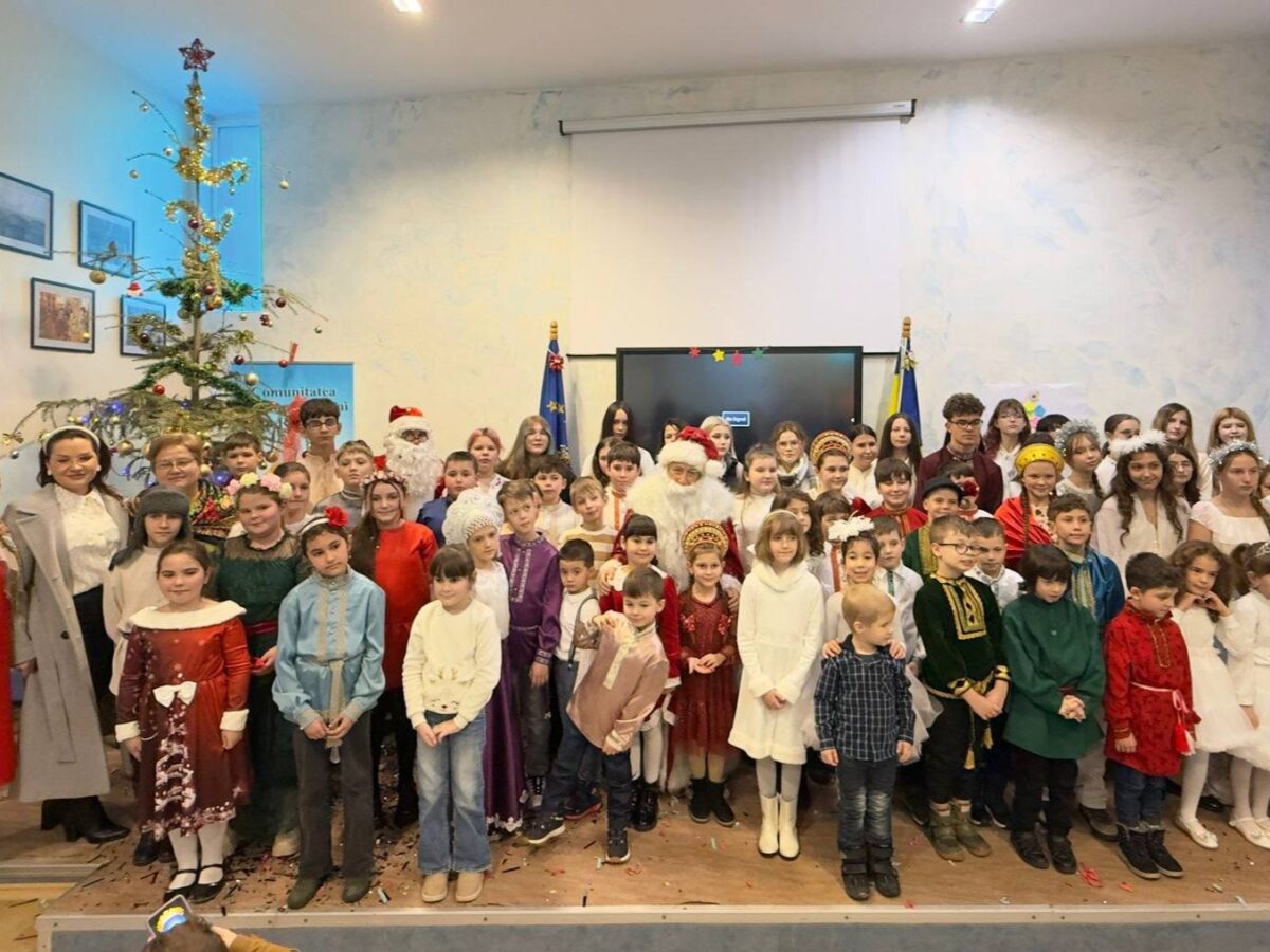 Moș Gerilă a făcut spectacol la Tulcea: copii români, ucraineni și ruși lipoveni au unit tradițiile într-o serbare emoționantă / foto