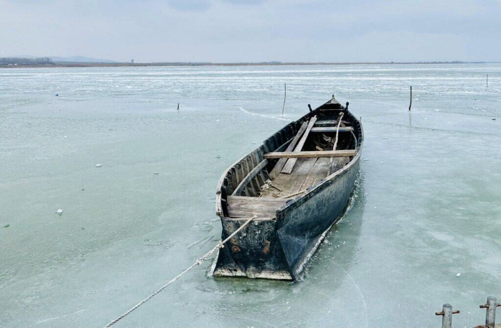 Delta Dunării blocată de gheață. Navigația aproape imposibilă în canalele interioare / foto