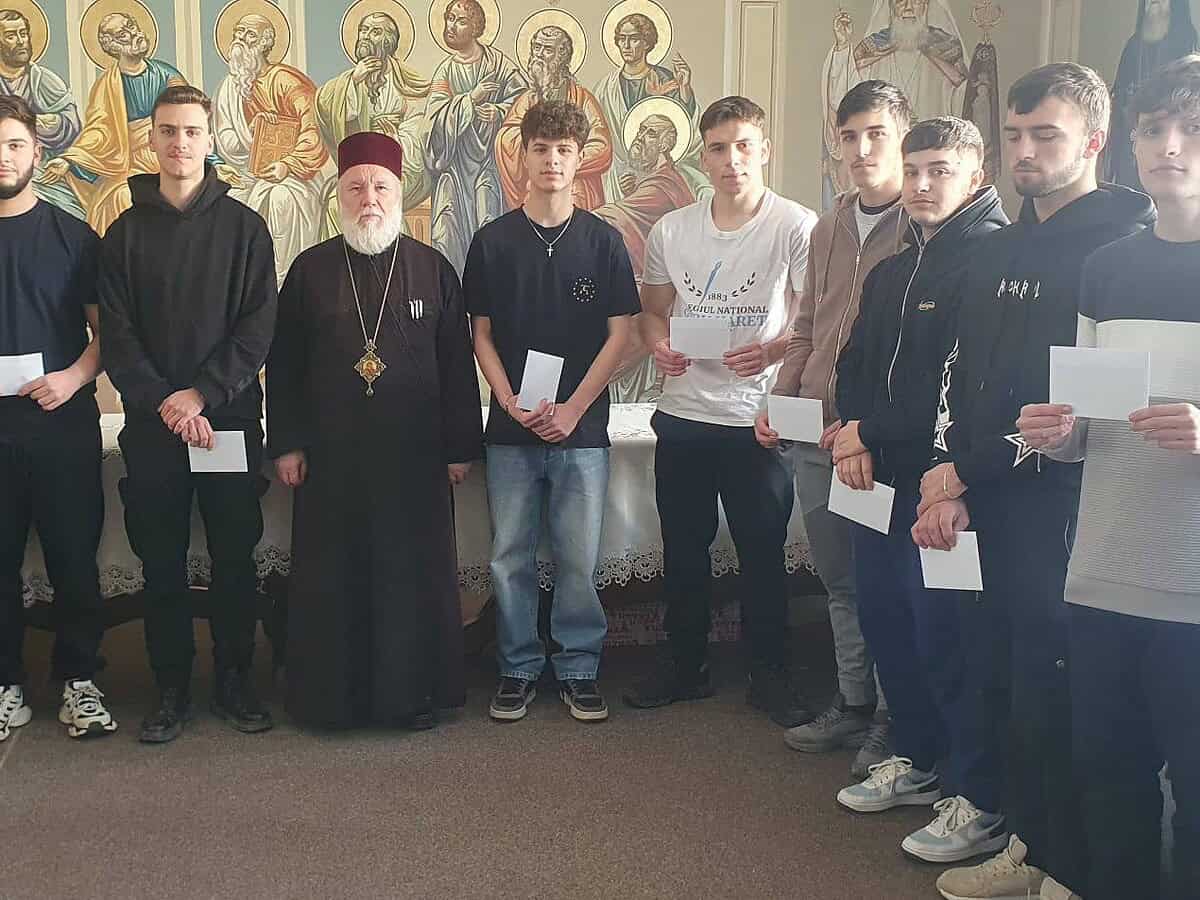 Burse pentru zece liceeni din Tulcea cu rezultate excelente, oferite de Episcopul Visarion / foto