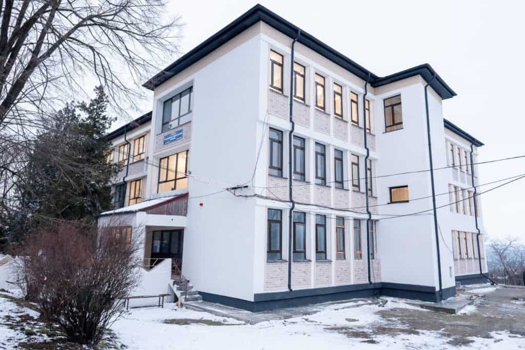 Elevii din Babadag revin în școlile complet modernizate. Cum arată acum sălile de clasă / foto