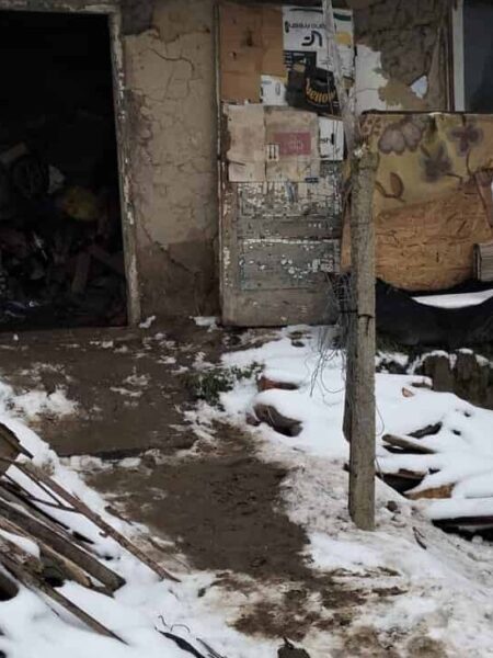 Strigăt de ajutor într-un sat din Tulcea: un tânăr de 35 de ani trăiește în frig și sărăcie extremă / foto-video