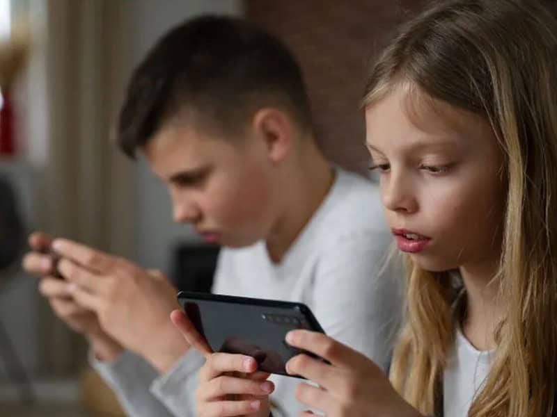 Arafat cere parlamentului să limiteze accesul minorilor la rețelele de socializare