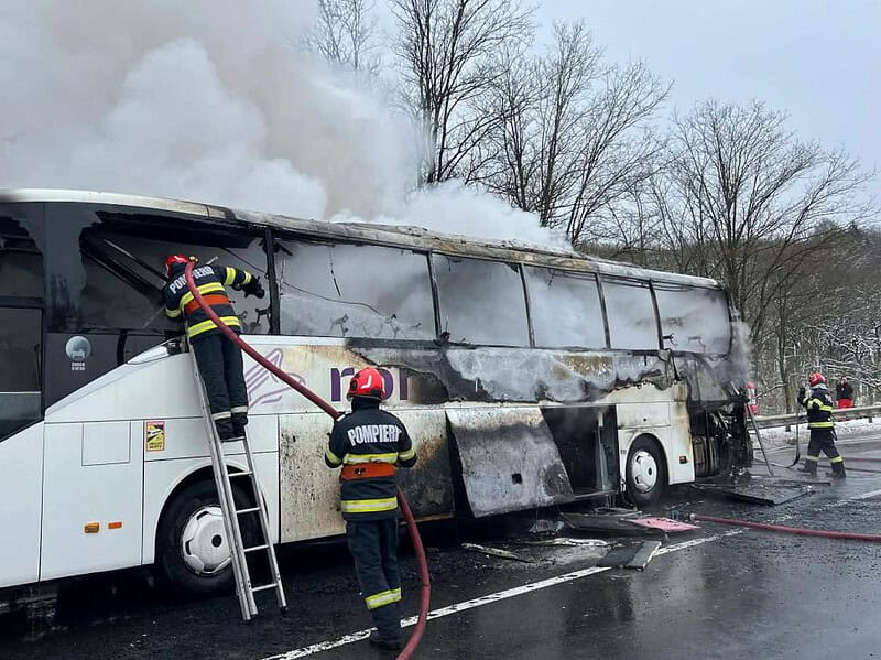 Autocar în flăcări în Mureș 47 de pasageri evacuați în siguranță într-o școală