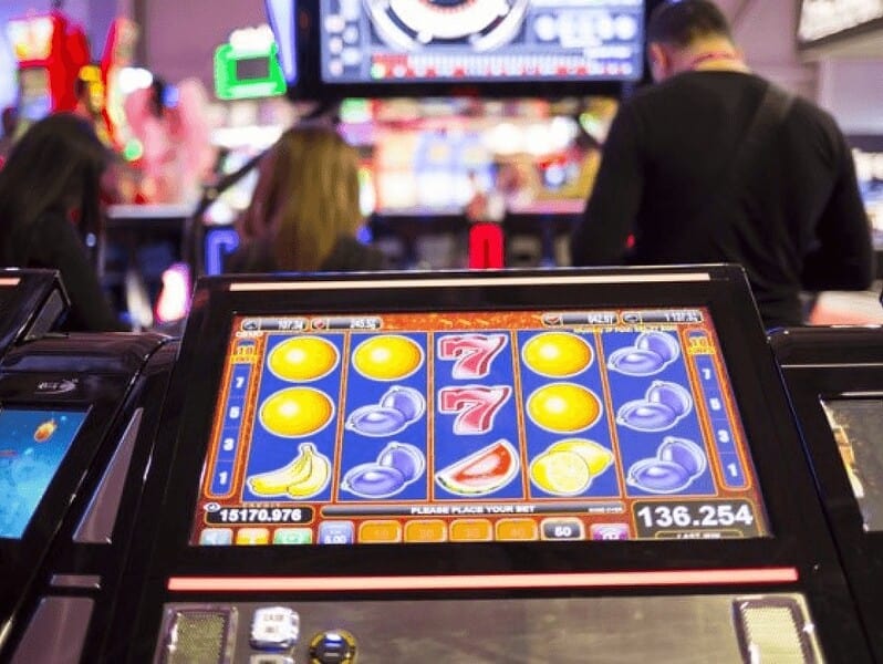 Consiliile locale din România primesc puteri pentru reglementarea sălilor de jocuri de noroc