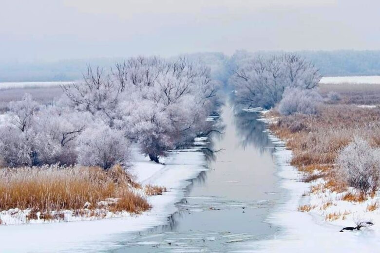 foto iarna canal inghetat