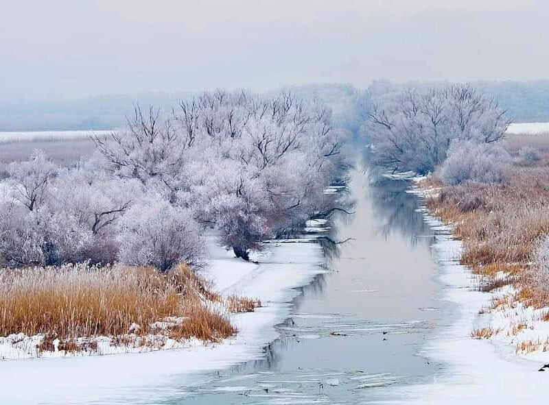 foto iarna canal inghetat