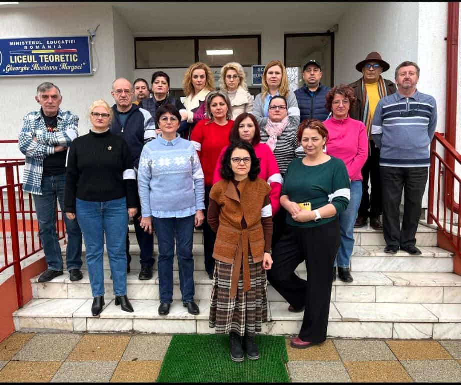Prima zi de protest: o clasă ștearsă „din pix”, un oraș revoltat. Protest cu banderole albe la Liceul „Gh. Murgoci” din Măcin