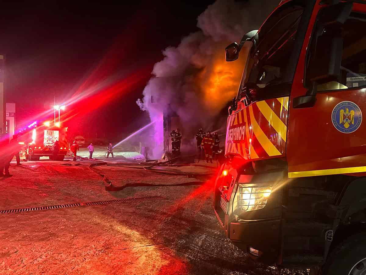 ALERTĂ DE FOC LA TULCEA! Incendiu violent la o tinichigerie auto – pompierii și SMURD, mobilizare de urgență/VIDEO