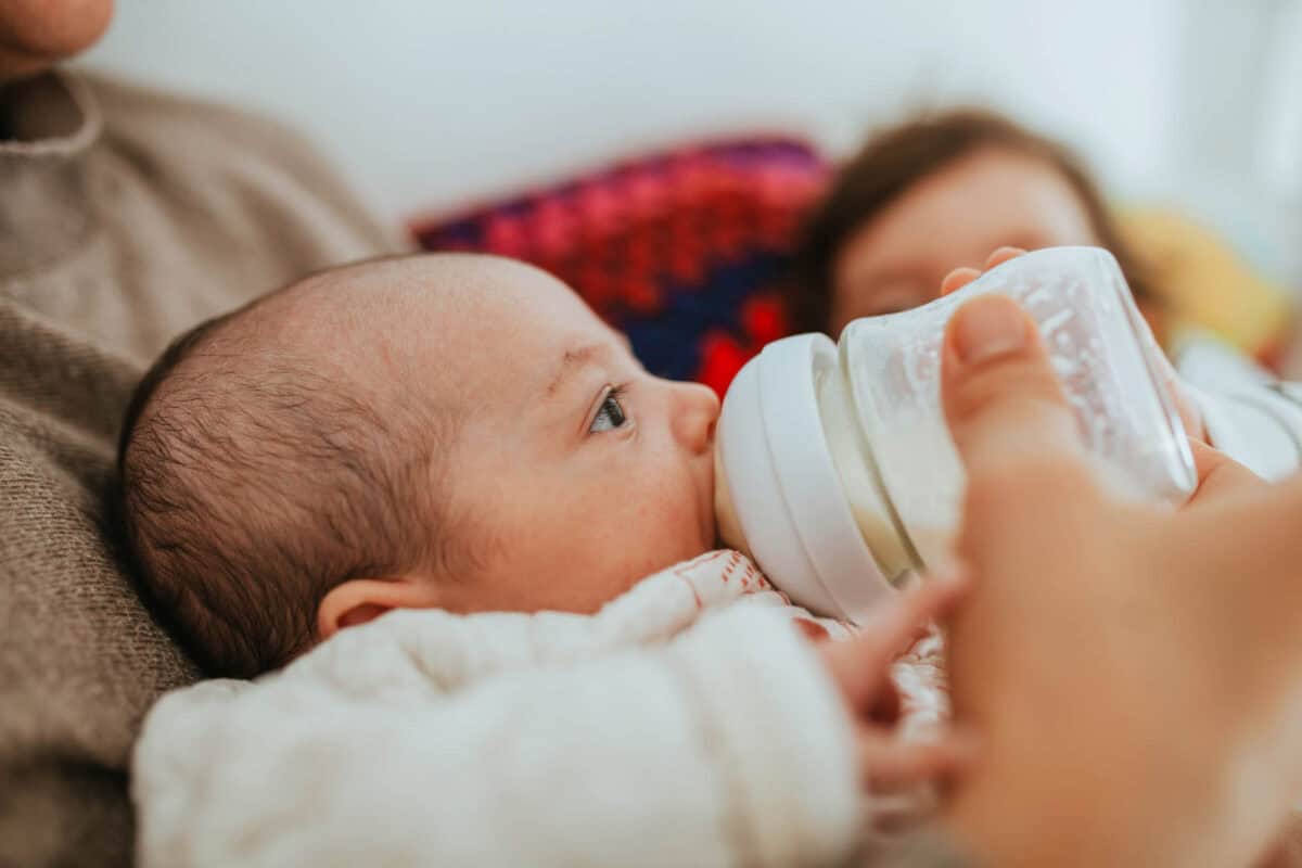 Nestlé România recheamă loturi de lapte praf pentru bebeluși din cauza unei posibile toxine