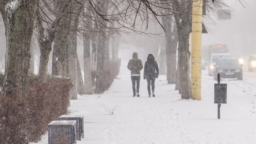 oameni pe strada iarna zapada viscol 1 oameni pe strada iarna zapada viscol 1