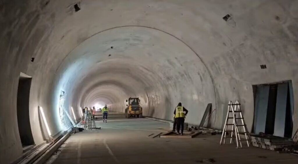 PORR încep lucrările de instalare a sistemelor tehnice în tunelul Momaia pentru autostrada Sibiu-Pitești