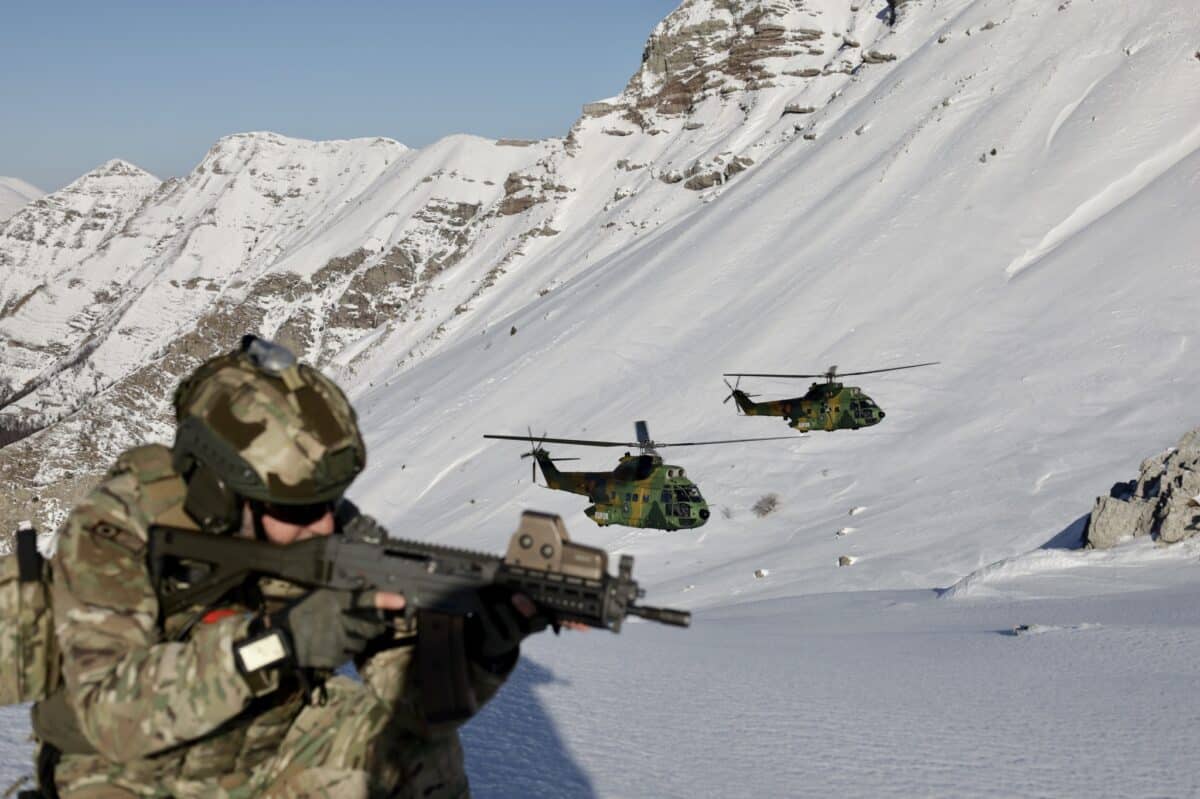 Președintele asigură militarii că nu vor fi afectați de schimbările în pensiile militare