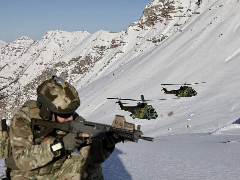 Președintele asigură militarii că nu vor fi afectați de schimbările în pensiile militare