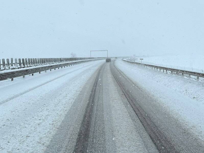 Traficul rutier afectat de ninsori abundente în toată țara și restricții pe mai multe drumuri