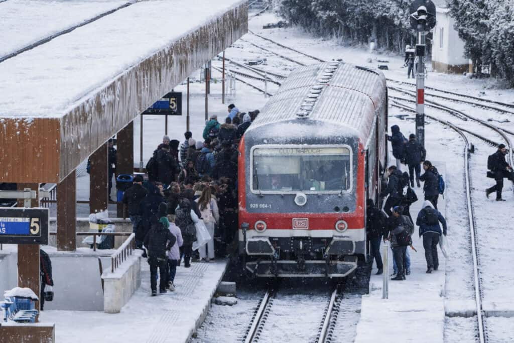 Vremea nefavorabilă generează întârzieri record în circulația feroviară din București