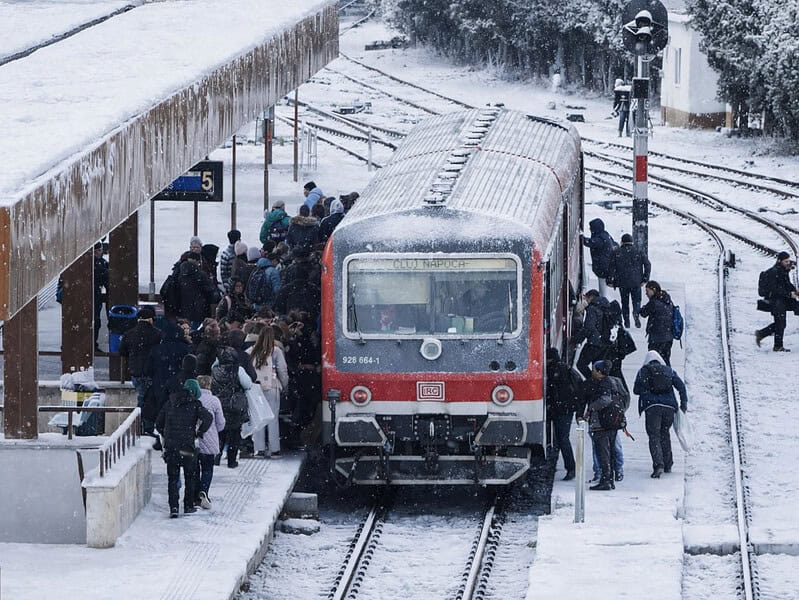 Vremea nefavorabilă generează întârzieri record în circulația feroviară din București