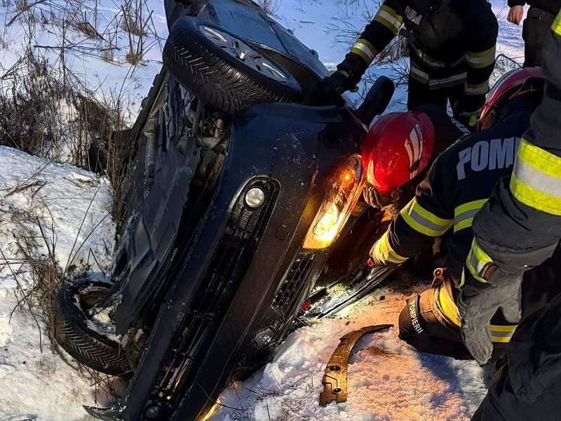Accident grav lângă Atmagea: femeie încarcerată, extrasă de pompieri dintr-un autoturism răsturnat