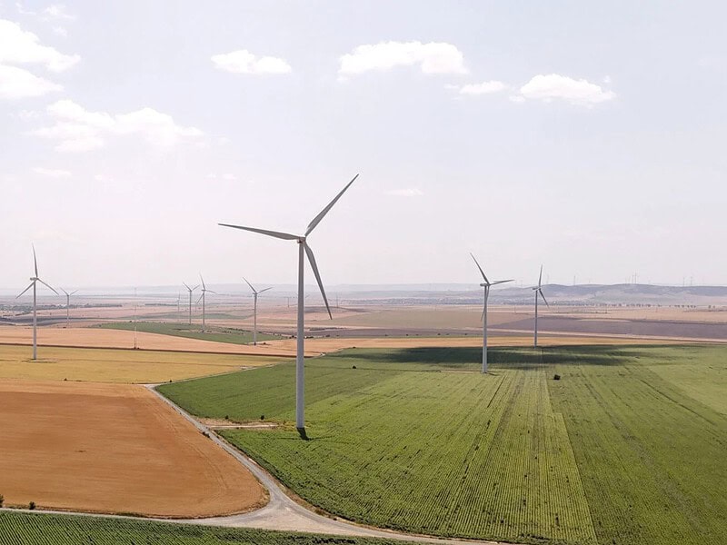 Investiție de peste 68 de milioane de lei într-un parc eolian din Tulcea: vor fi instalate baterii uriașe pentru stocarea energiei