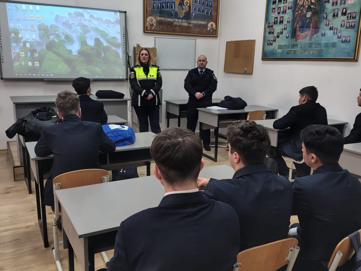Lecții despre siguranța rutieră oferite elevilor de la Seminarul Teologic din Tulcea. Polițiștii și jandarmii au explicat regulile și riscurile din trafic / foto