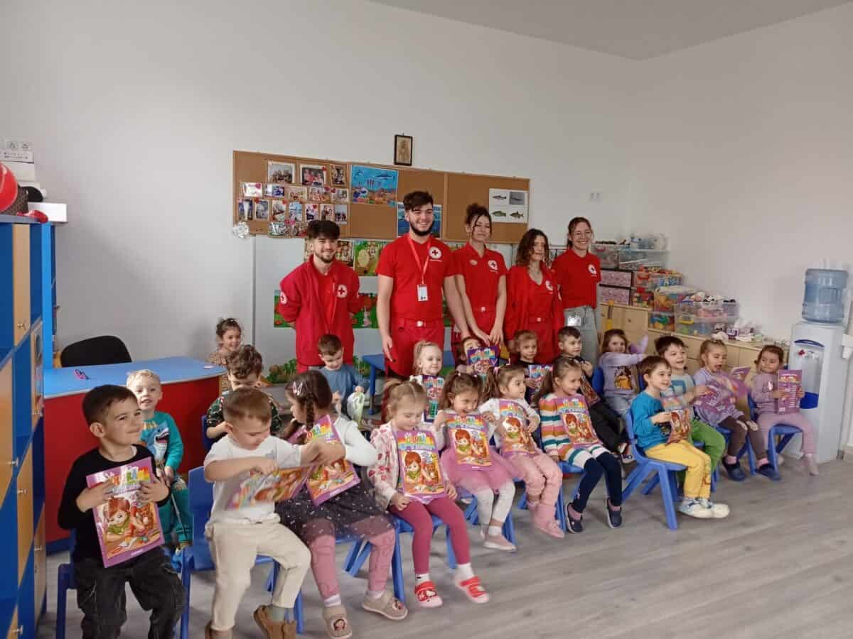 Lecții despre sănătate și igienă la Grădinița Nr. 12 din municipiu, oferite de voluntarii Crucii Roșii / foto