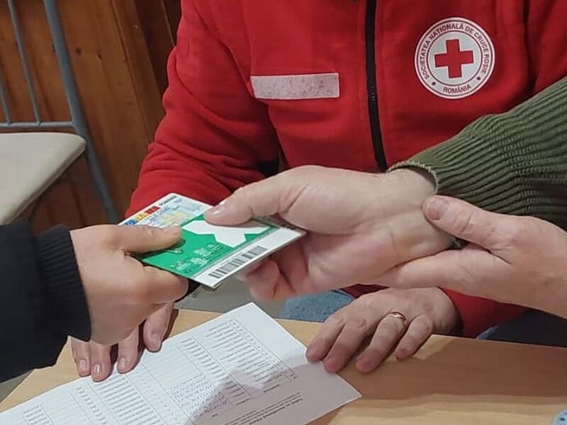 Nu sunt singuri: vârstnicii dintr-o comună din Tulcea, sprijiniți cu tichete sociale de Crucea Roșie / foto