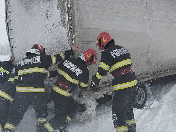 Nu erau în misiune, dar au intervenit imediat: pompierii tulceni au deblocat o dubă înzăpezită / foto