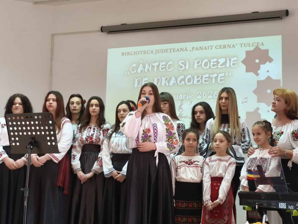 Dragobete cu sala plină la Tulcea. Zeci de elevi au urcat pe scenă la Biblioteca „Panait Cerna” / foto
