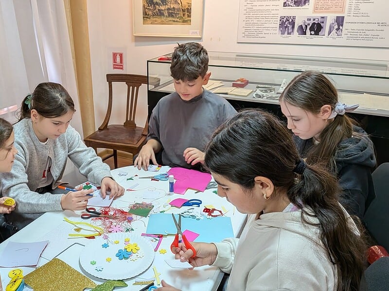 Mărțișoare făcute cu suflet: Elevii din Tulcea au adus primăvara la Casa Memorială „Găvenea” / foto