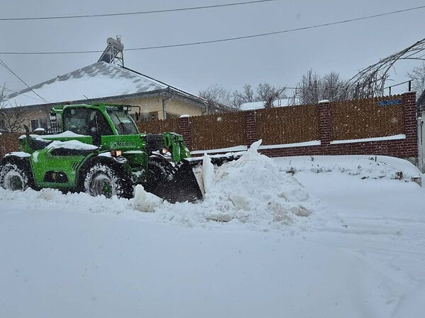 I-a luat iarna pe nepregătite? Care este situația în județul Tulcea după ninsorile abundente și viscol / foto