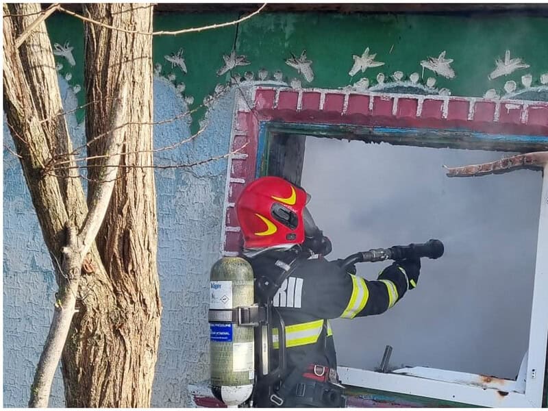 Incendiu violent la o casă din Tulcea! O femeie evacuată la timp din flăcări / foto
