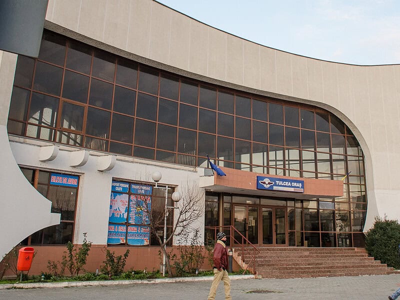 Gara cu 3 trenuri pe zi și curățenie de gară mare. Cât plătește statul pentru o stație aproape goală din Tulcea