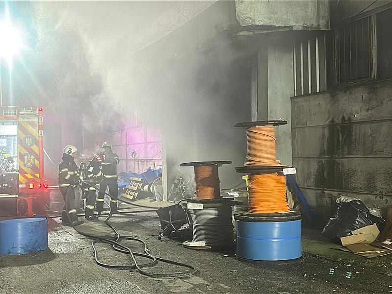 Incendiu puternic la halele din apropierea SC Frigorifer. Flăcările riscau să ajungă la blocurile din zonă/FOTO+VIDEO