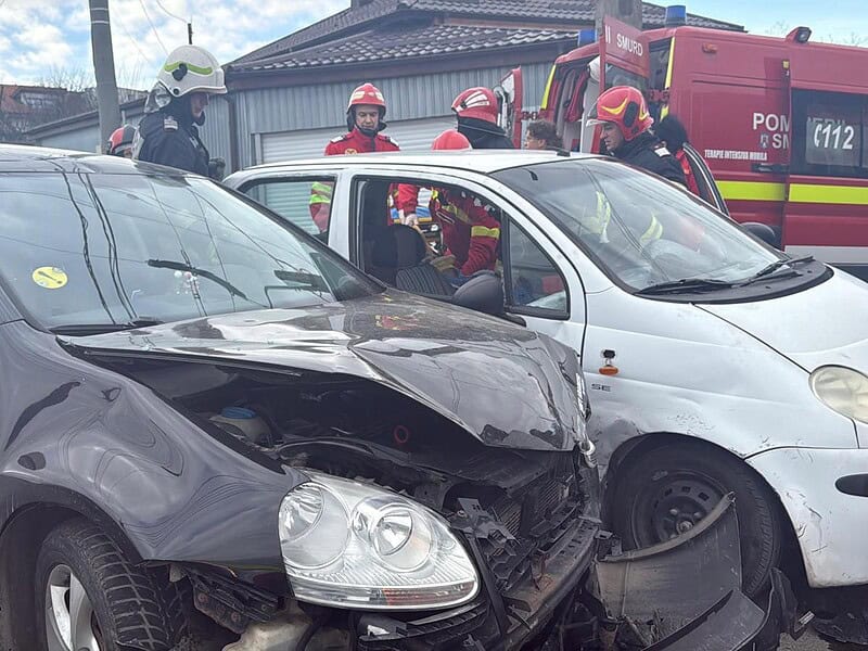 Clipe de panică în Tulcea după un accident GRAV. Trei persoane au fost implicate, două au ajuns la spital / foto