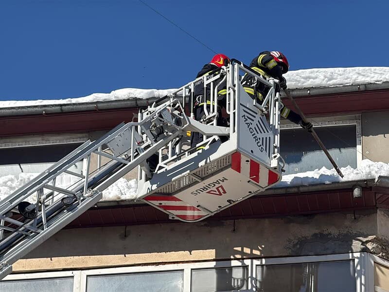 Misiune pentru îndepărtarea zăpezii de pe acoperișul unui bloc din Tulcea. Exista riscul să cadă peste trecători / foto-video