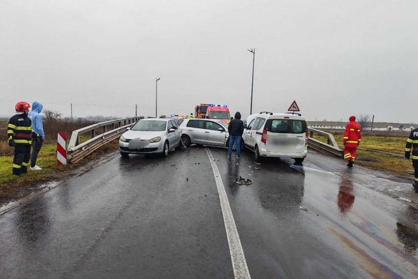 Accident în lanț provocat de un tulcean de 21 de ani! Trafic blocat total pe DN 2B, două femei rănite