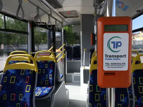 Aproape 1 milion de lei pentru asigurarea autobuzelor și a bagajelor călătorilor din Tulcea. Contractul, câștigat de Allianz – Țiriac