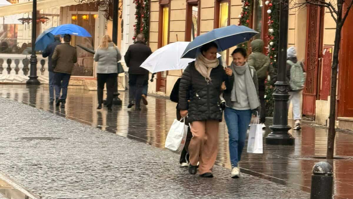 Avertizări meteo pentru ploi și ninsori în zonele montane din întreaga țară