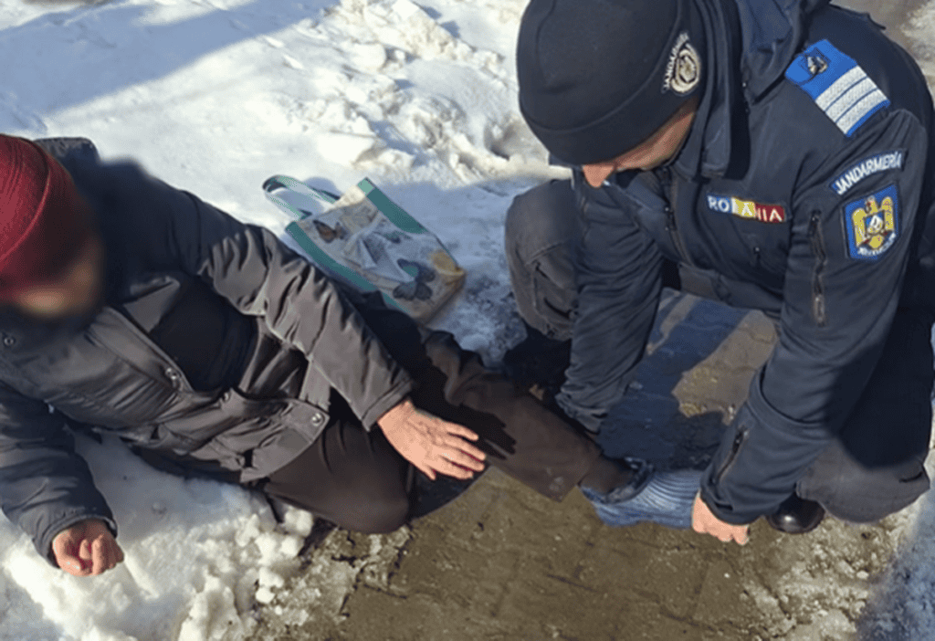 Căzută și în dureri pe stradă. Bătrânică de 76 de ani, salvată de jandarmii tulceni / foto-video