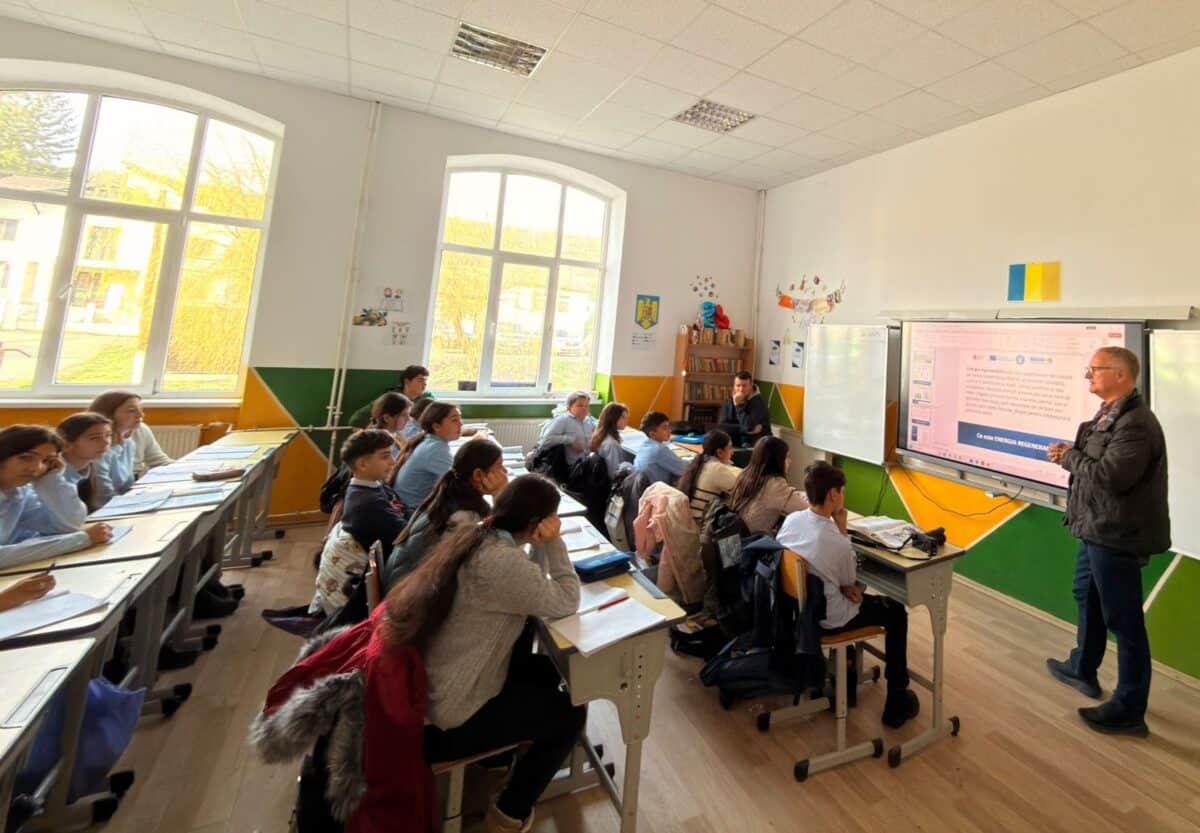 Bolojan respinge cererea profesorilor pentru norma didactică de 18 ore pe săptămână