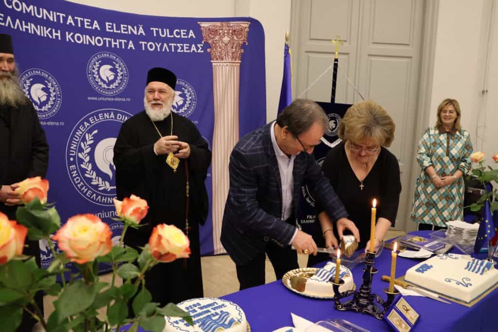 Vasilopita cu surprize și „Hronia Polla!” la Tulcea: grecii au pus norocul pe masă, la Muzeul de Artă