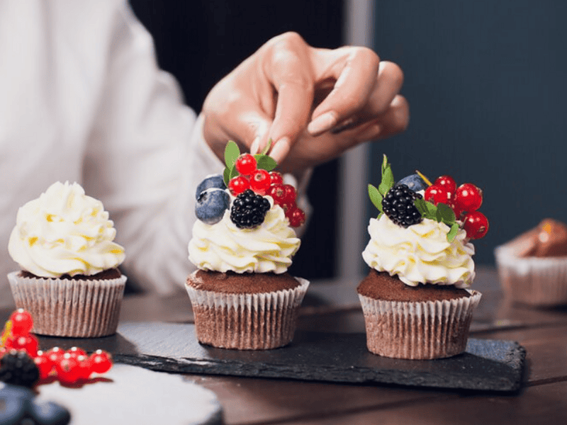 AJOFM Tulcea recrutează tineri între 18 și 30 ani pentru cursul de cofetar. Subvenție de 1.800 de lei la final și certificat de calificare recunoscut