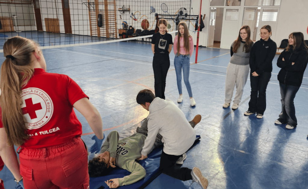 O lecție care poate salva o viață: exerciții de prim ajutor pentru elevii din Tulcea / foto