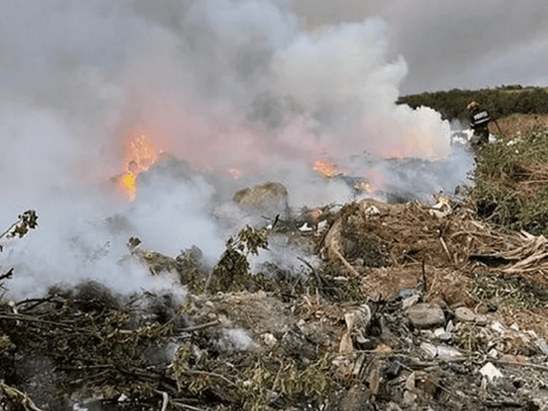 Deșeuri incendiate și abandonate în Tulcea: amenzi de 45.000 de lei și dosare penale după controalele poliției