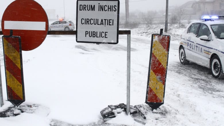 Cod alb în Tulcea! Drumuri închise și restricții pentru șoferi după ninsorile abundente – Poliția, mobilizată în teren