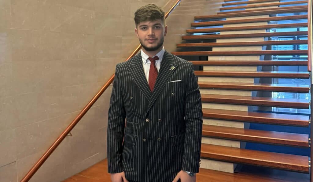 Are 17 ani și o poveste impresionantă: Alexandru-Ionuț Bălășoi, de la sprijin pentru copii vulnerabili la șefia CJE Tulcea / foto