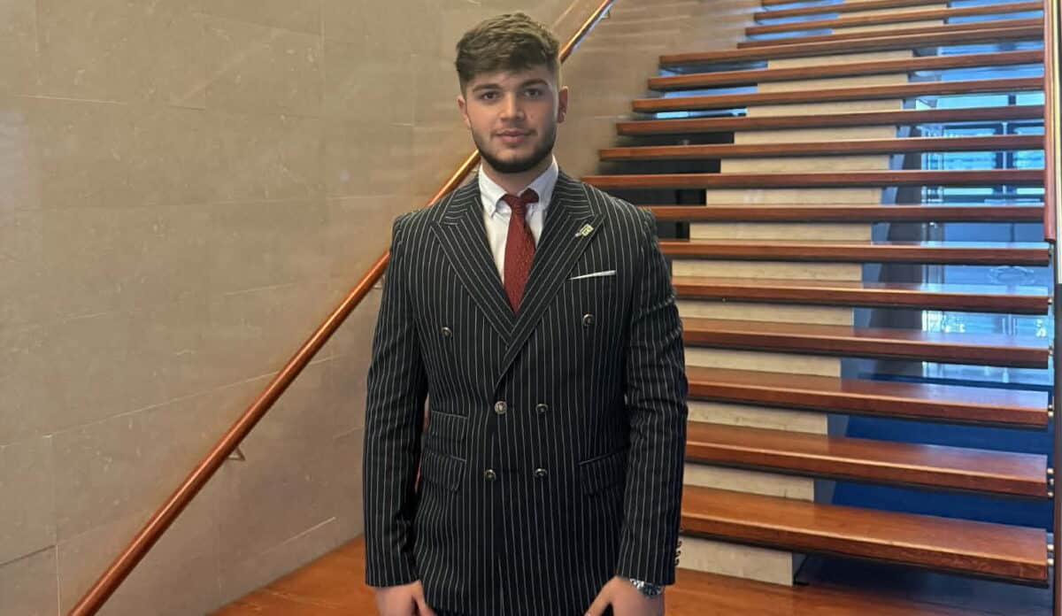 Are 17 ani și o poveste impresionantă: Alexandru-Ionuț Bălășoi, de la sprijin pentru copii vulnerabili la șefia CJE Tulcea / foto